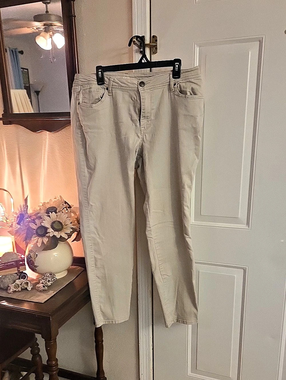 W62 Women Straight Skinny Jeans Waist 16 in Beige